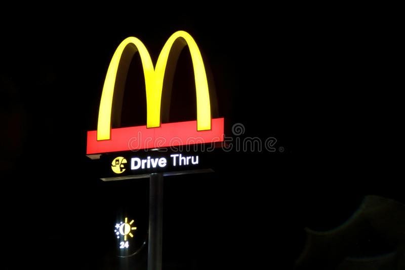 Con un rifle y desde un BMW abren fuego contra un McDonald’s y lo graban todo