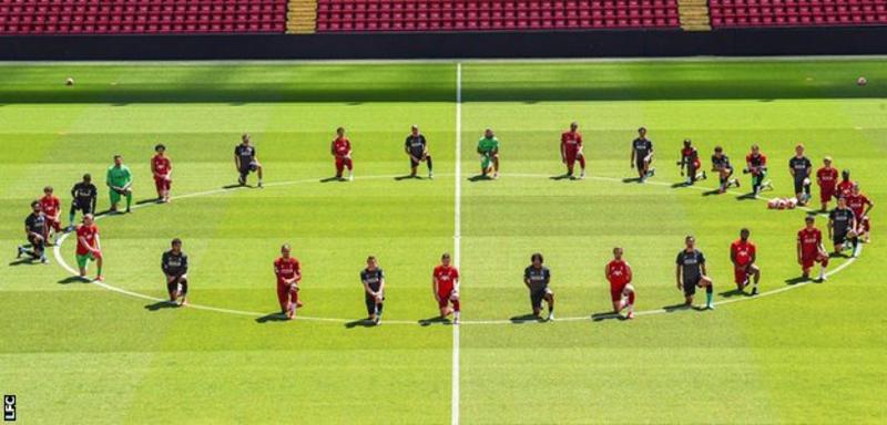 Plantel del Liverpool se arrodilló por Floyd en Anfield