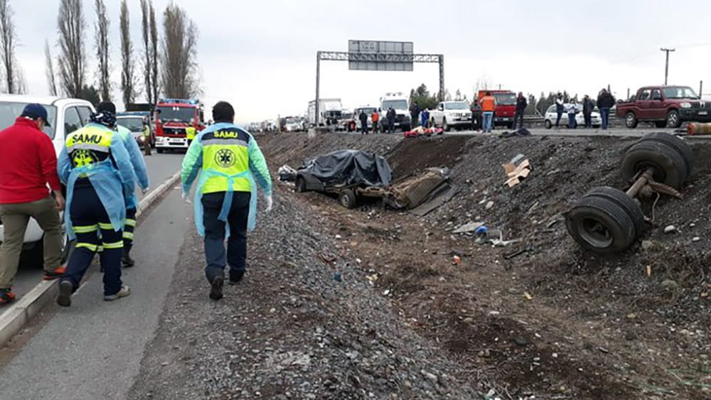 Tres fallecidos en accidente de camiones en la Ruta 5 Sur