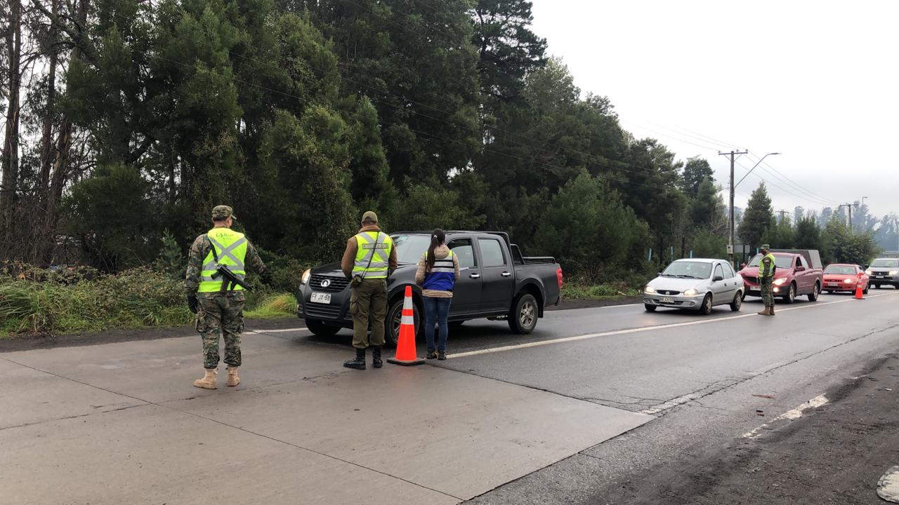 Intensa barrera sanitaria debutó en accesos a Los Ángeles