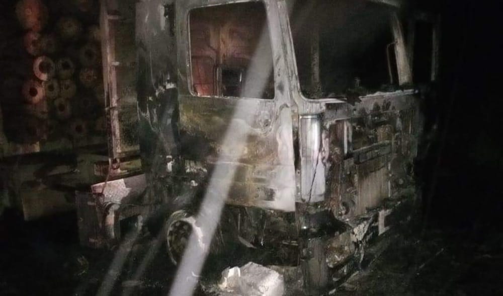 Ataque incendiario deja dos camiones y una retroexcavadora quemadas en La Araucanía