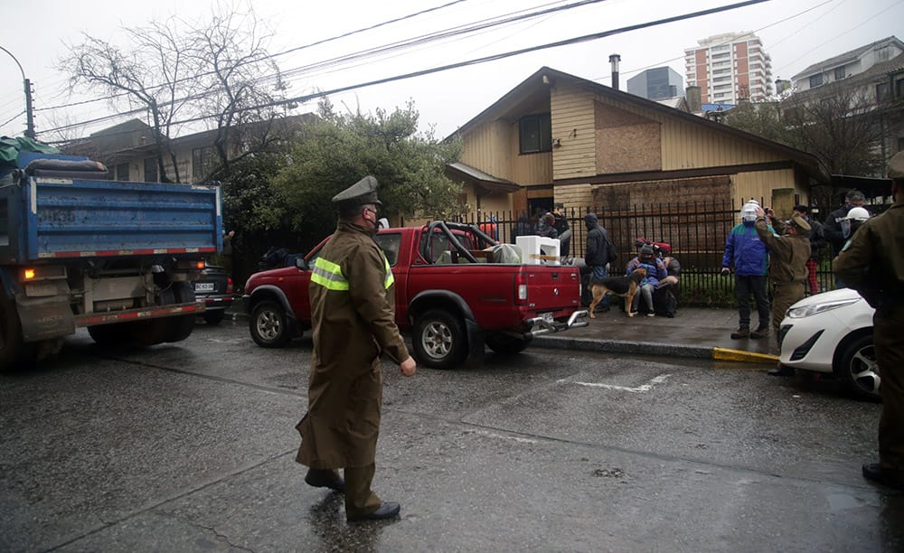 Tras múltiples reclamos de vecinos desalojan céntrica “casa okupa” en Concepción