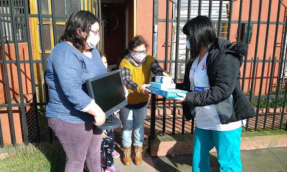 Entregan computadores a niños usuarios de la Teletón de San Pedro de la Paz