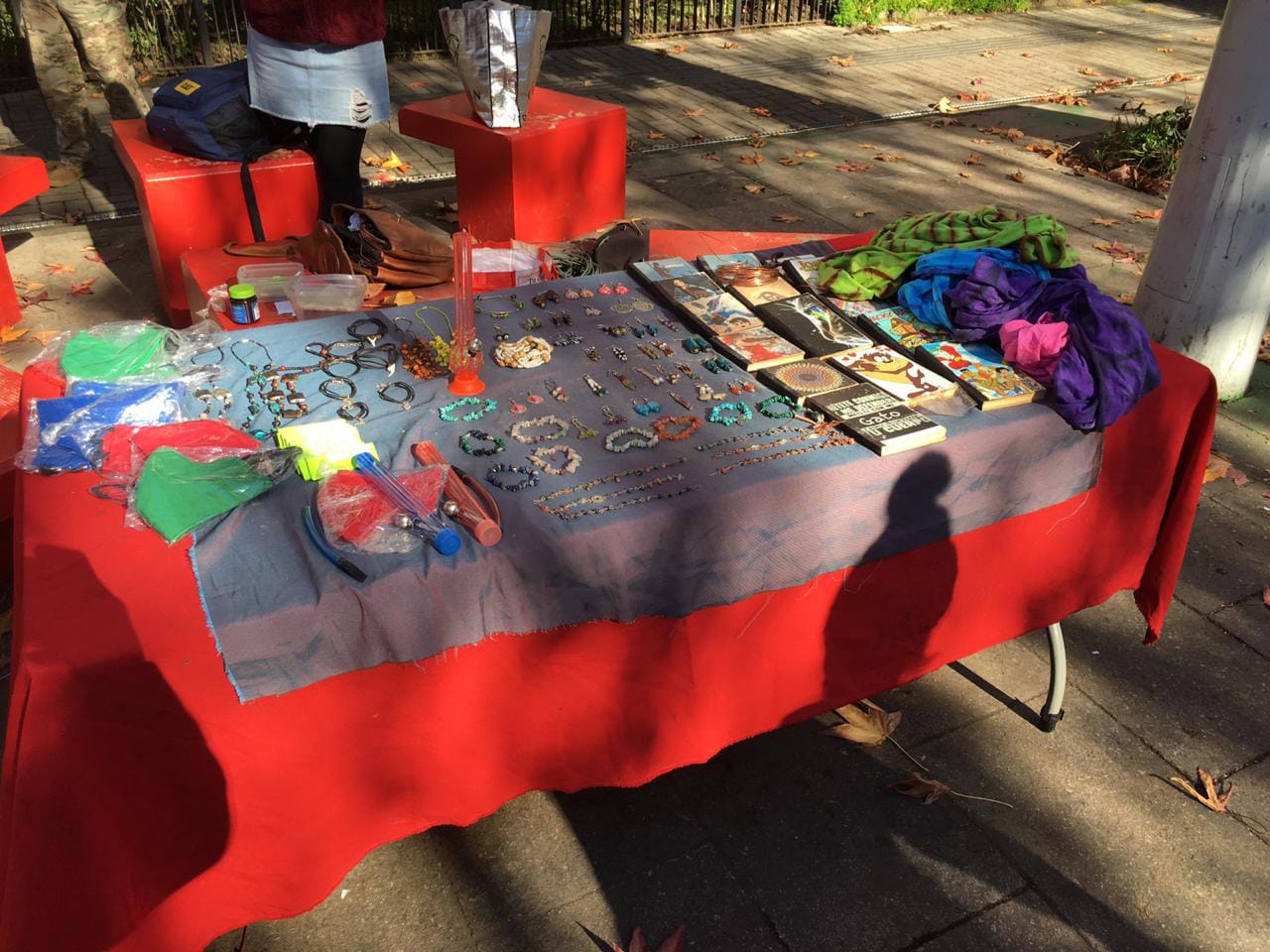 Joven usaba como fachada puesto de artesanía para vender marihuana en Plaza Perú