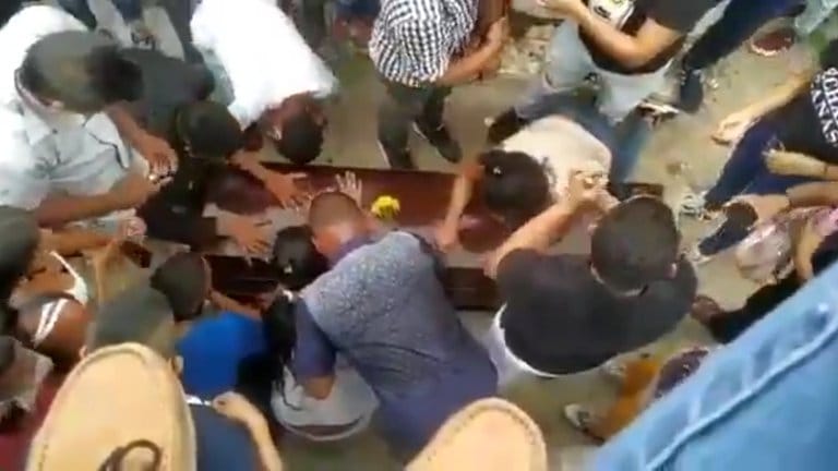 Insólita escena: abrieron un ataúd durante un funeral para ver a un muerto de coronavirus