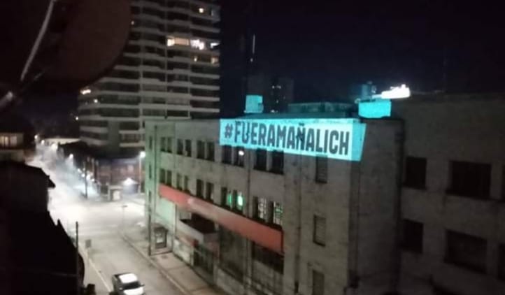 “Fuera Mañalich”: El mensaje proyectado en Concepción