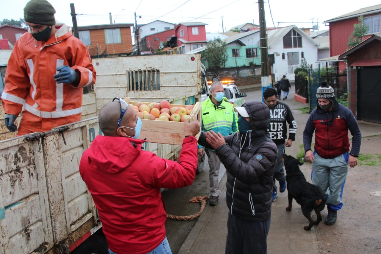 Solidaridad chorera: feriantes de Talcahuano donaron comida para ollas comunes en campamentos