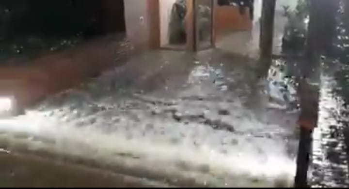 Subterráneo se inundó a tope con 14 autos en su interior: Pérdida total en Talca