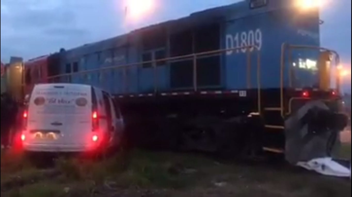 Tren de carga impactó a un vehículo menor en Coronel