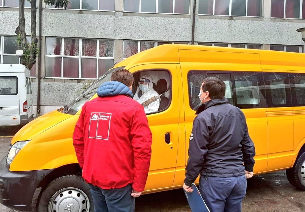 Furgones escolares trasladan pacientes Covid-19 a residencias sanitarias en el Biobío