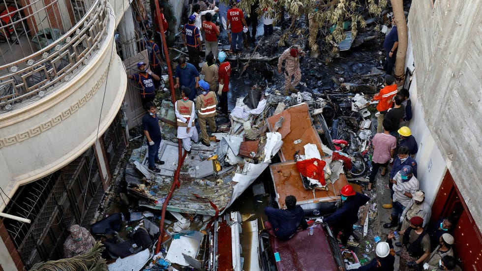 Mortal accidente de avión en Pakistán: Pilotos estaban “desconcentrados” hablando del Covid-19