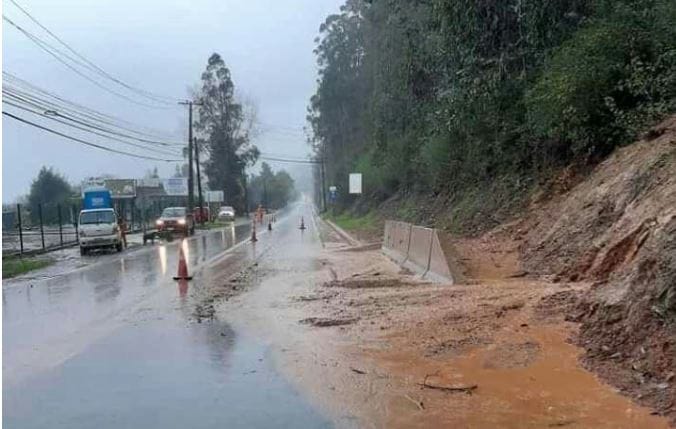 Lluvias causaron deslizamiento de tierra en la Ruta de la Madera