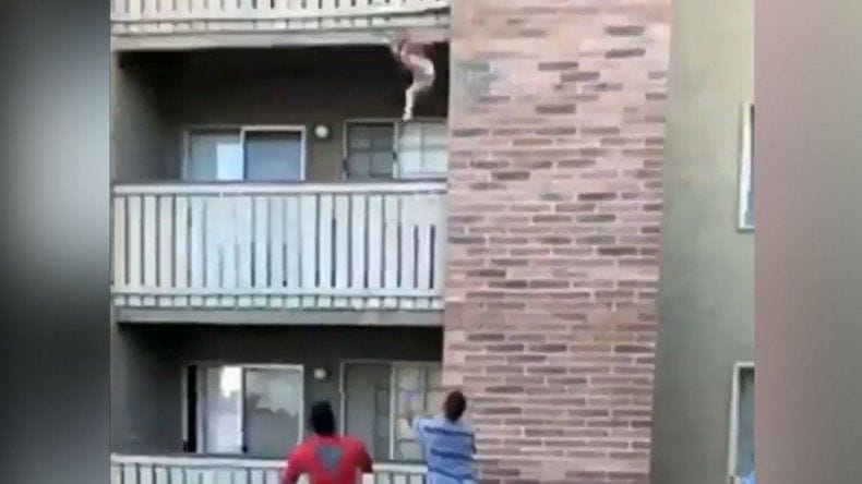 Niño de tres años se salvó de departamento en llamas: su madre lo arrojó antes de morir