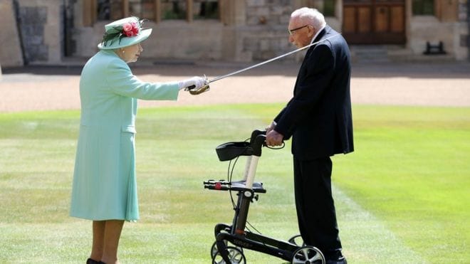 De pie, Sir Tom Moore: Reina nombró caballero al veterano que recaudó cifra récord para la salud