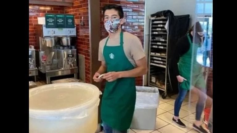 Clienta sin mascarilla funó a trabajador de Starbucks que negó atención: colecta virtual le entregó $73 millones
