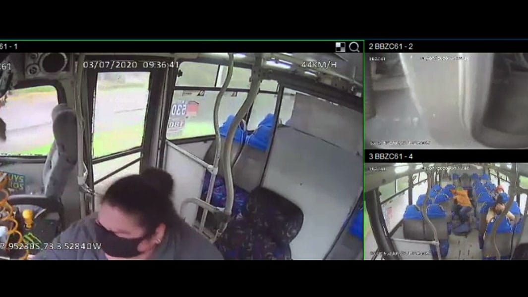 Video registra violenta colisión de buses en Concepción
