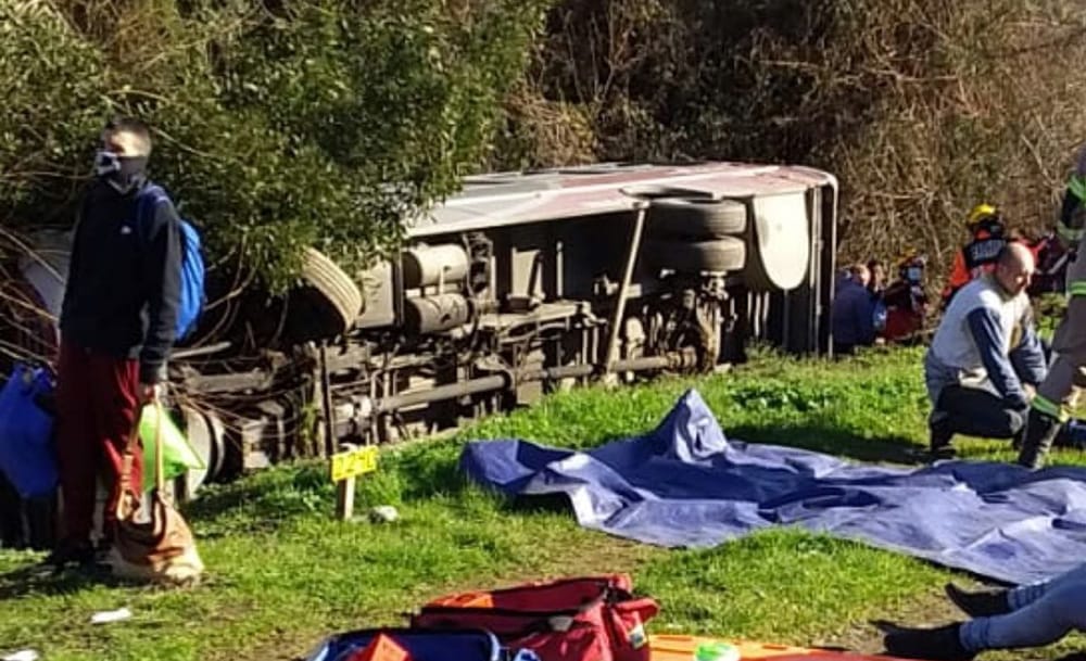 Actualización| Colisión de entre ambulancia y minibús dejó 18 lesionados en Arauco