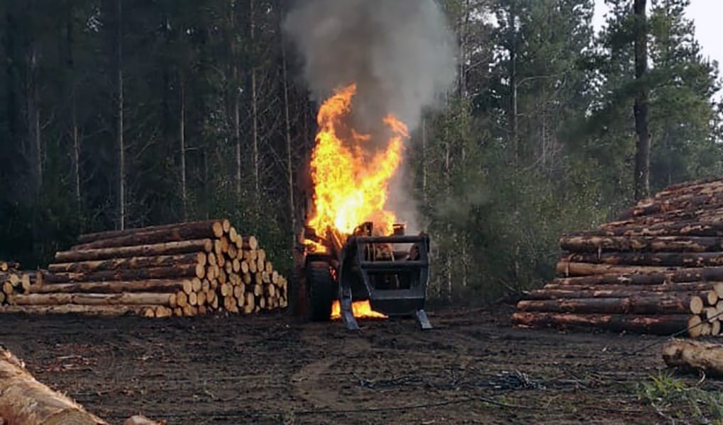 Nuevo ataque incendiario en Provincia de Arauco deja al menos tres maquinarias forestales quemadas