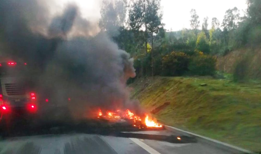 Poca adhesión y barricadas en Coronel marcaron paro de micros del Gran Concepción