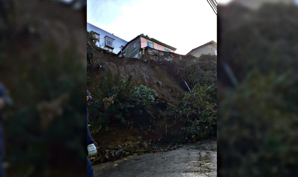 Casa quedó a punto de caer tras derrumbe en Concepción: familia no quiere irse de la vivienda