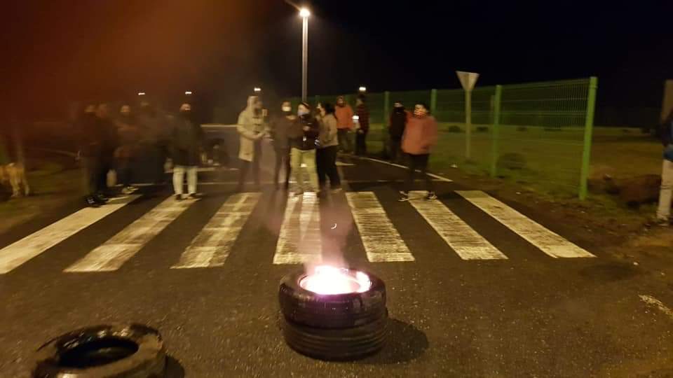 Vecinos de Colcura protestaron con barricadas en inicio del cordón Sanitario en Lota y Coronel