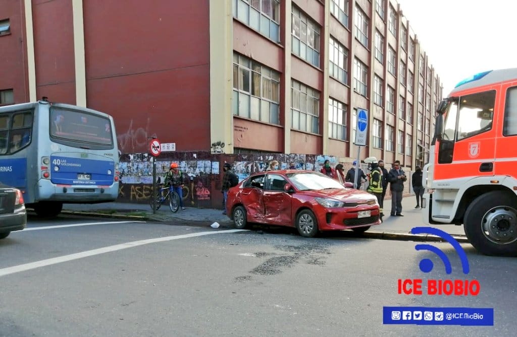 Un lesionado dejó colisión de micro Las Golondrinas con un auto en el centro de Concepción