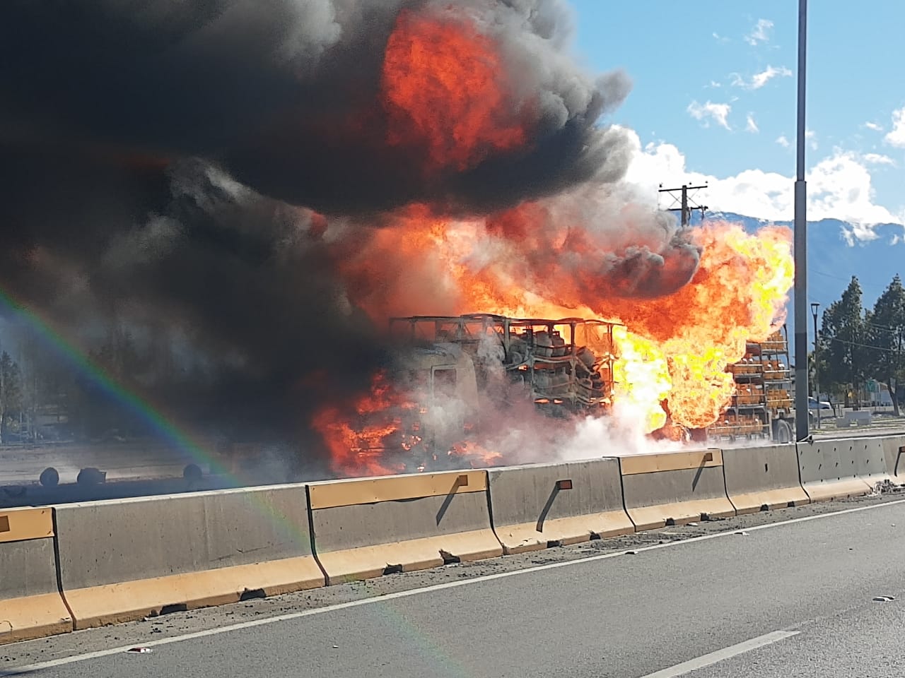 Impactante accidente en la Ruta 5 Sur: camión con gas se incendió y balones explotaron