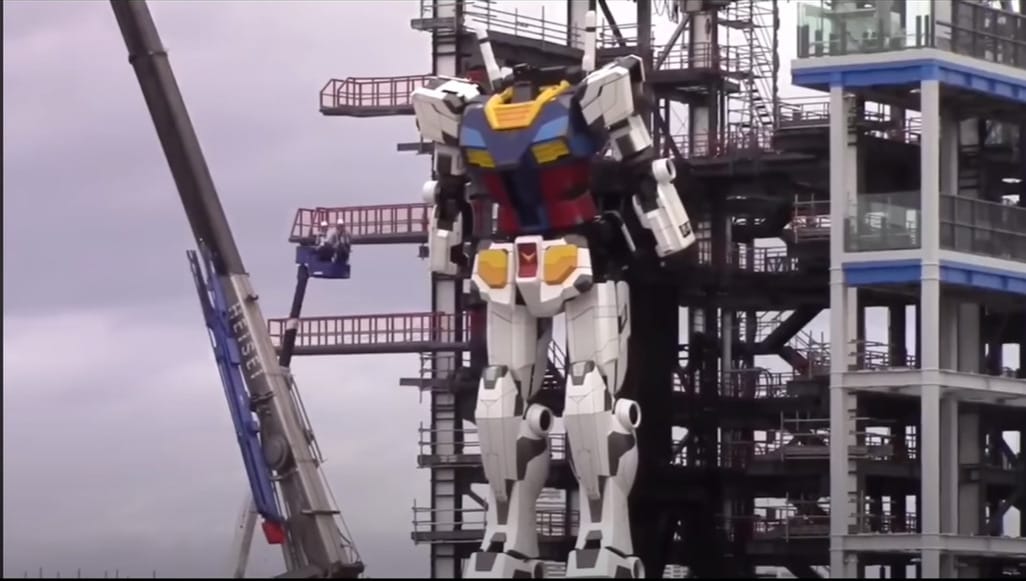 Robot más alto del mundo da sus primeros pasos en Japón