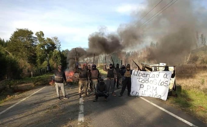 Grupo armado cortó ruta de la Provincia de Arauco: La Gobernación está tomada