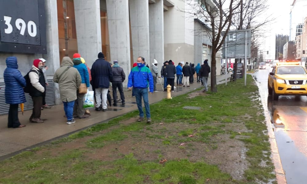 Con largas filas y colapso de páginas inició proceso de retiro del 10% de las AFP