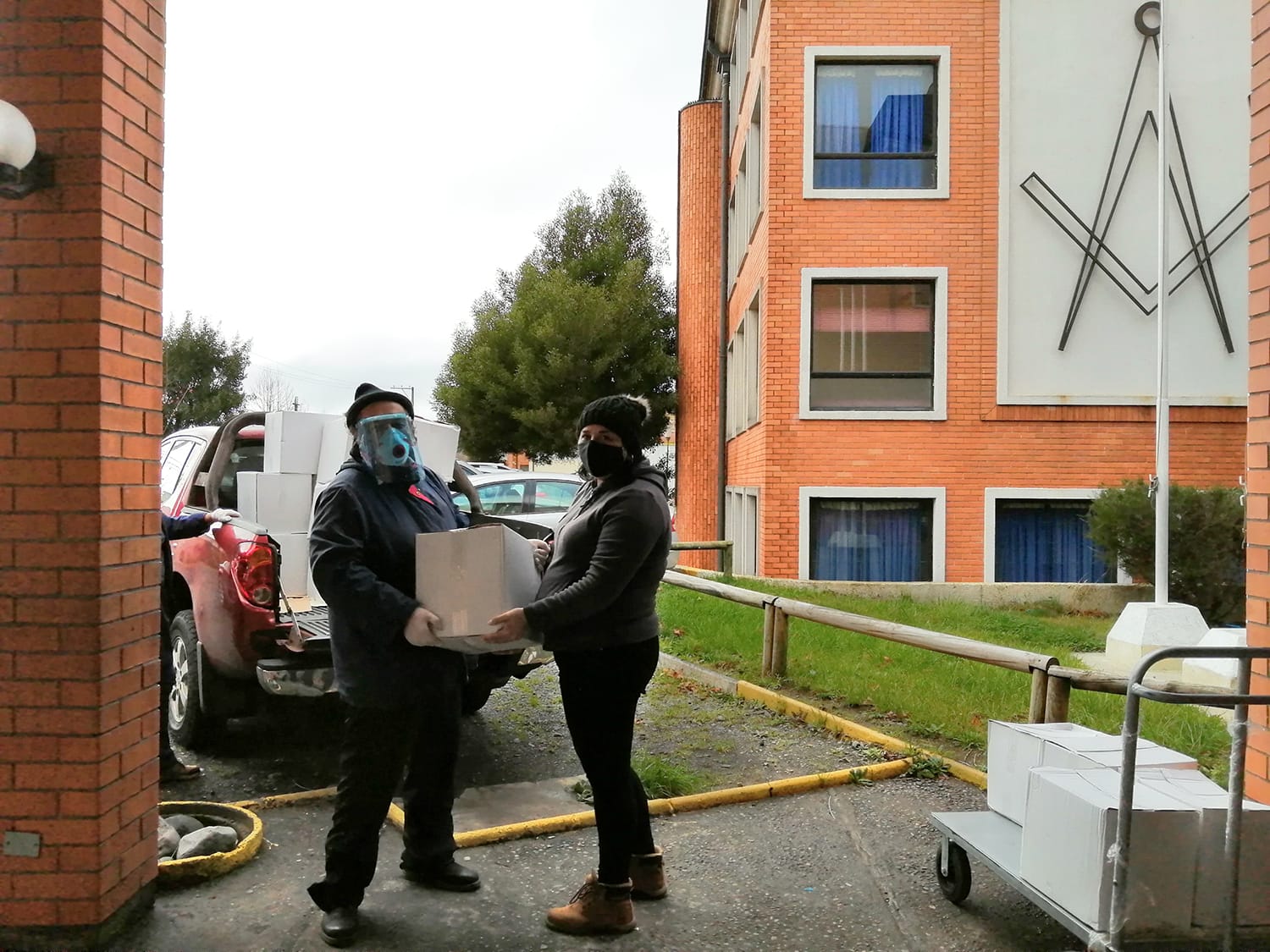 Logia masónica Paz y Concordia junto a COEMCO distribuyen alimentos a familias del Colegio Los Acacios
