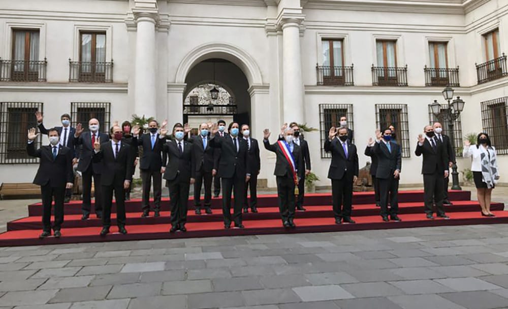 Con mascarilla y distanciamiento gabinete realizó foto oficial previo a la Cuenta Pública