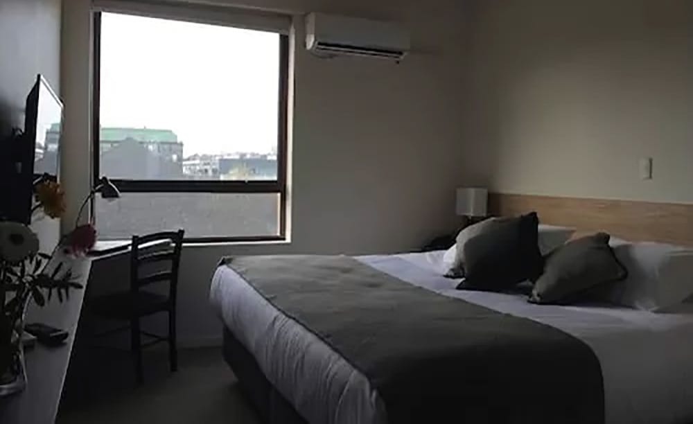Acusan al Minsal de deber más de 1.500 millones a hoteles utilizados como residencias sanitarias