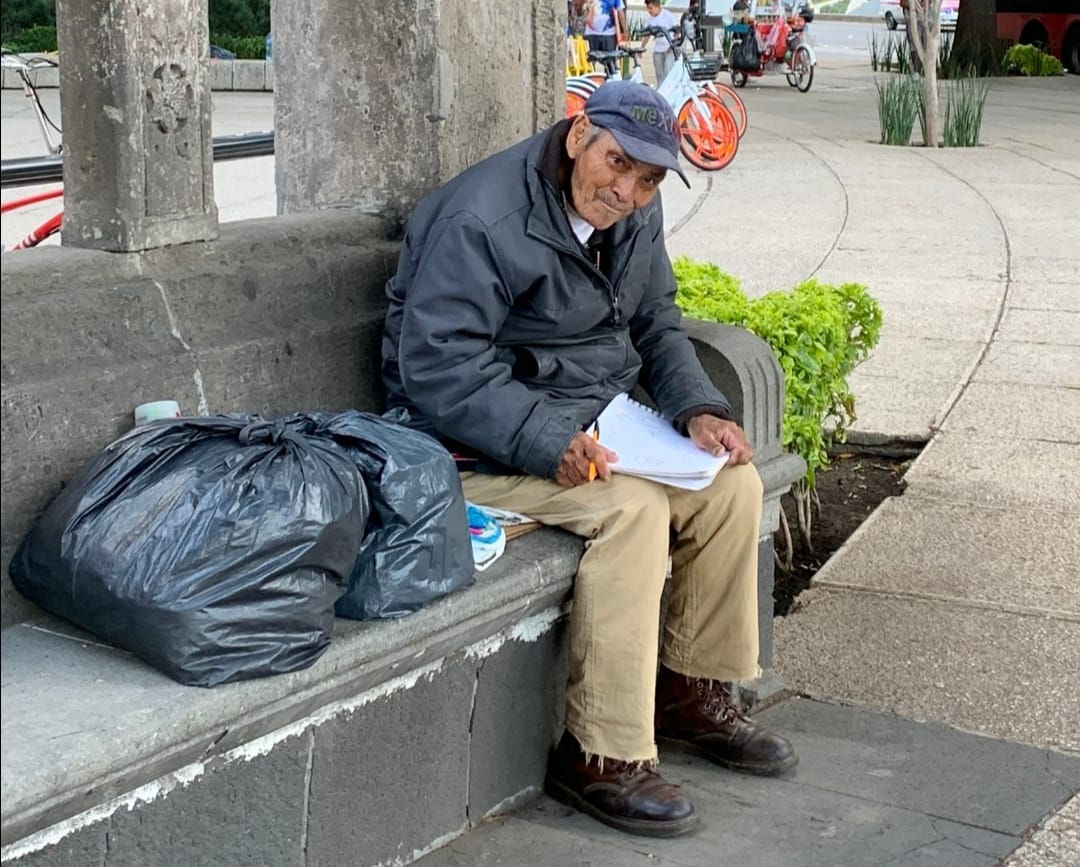 Adulto mayor vende dibujos para poder sobrevivir medio de la pandemia en México