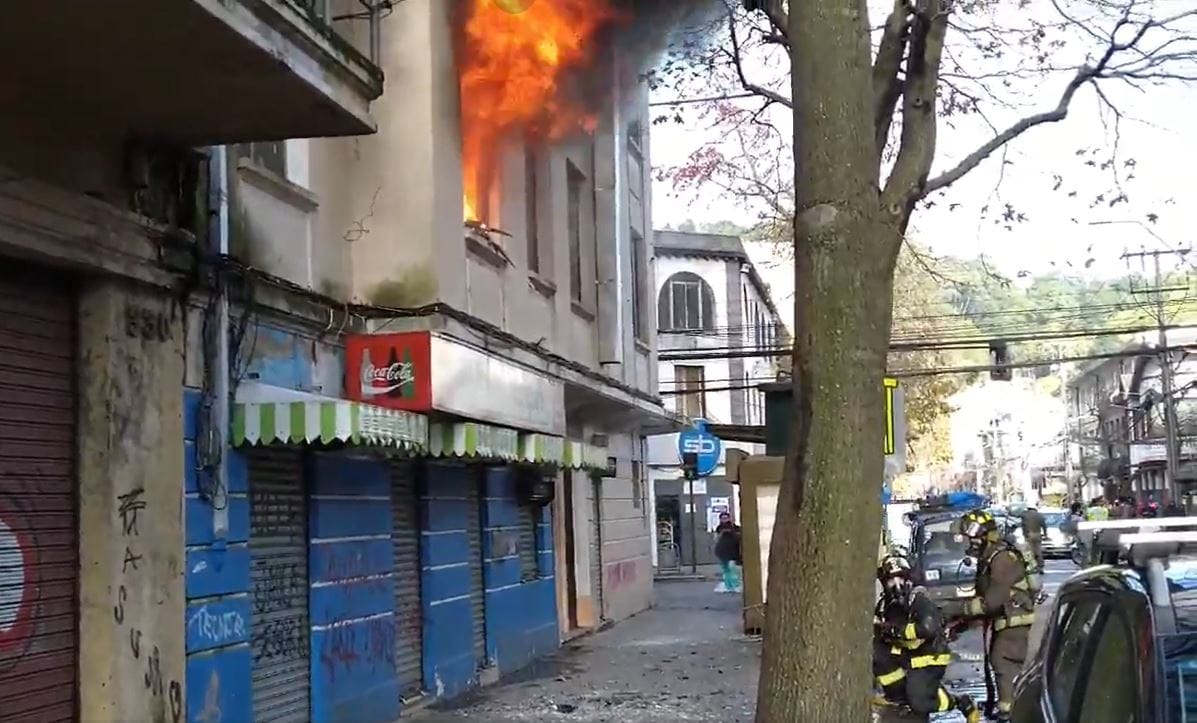 Incendio afecta a edificio ubicado en calle Caupolicán en Concepción