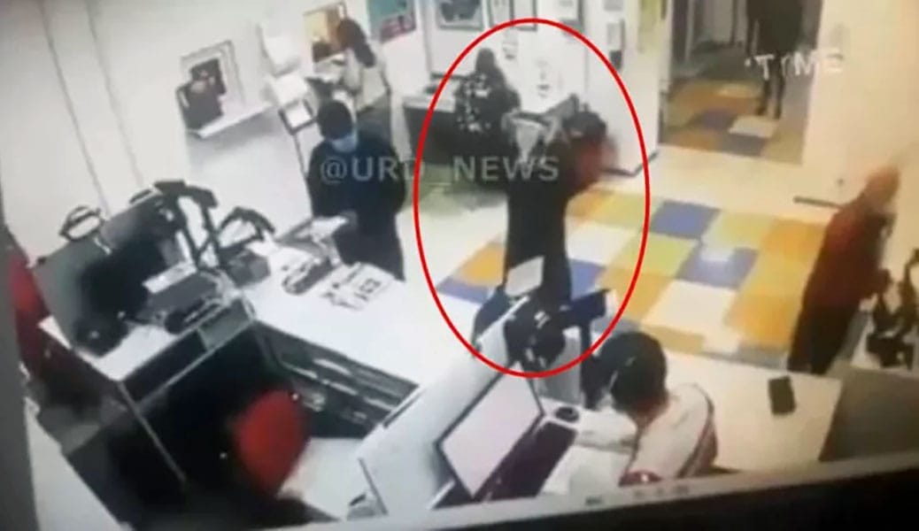Oficina de correos la obligó a usar mascarilla, ella se desnudó y usó sus calzones de cubre boca