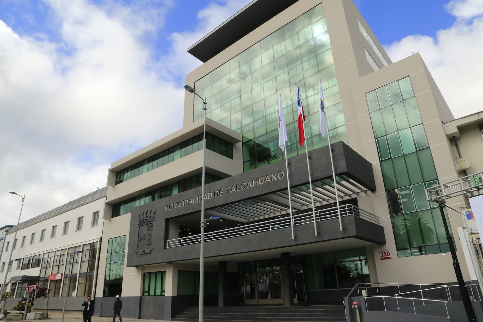 Municipalidad de Talcahuano explica millonario gasto en gas pimienta, chalecos antibalas y esposas