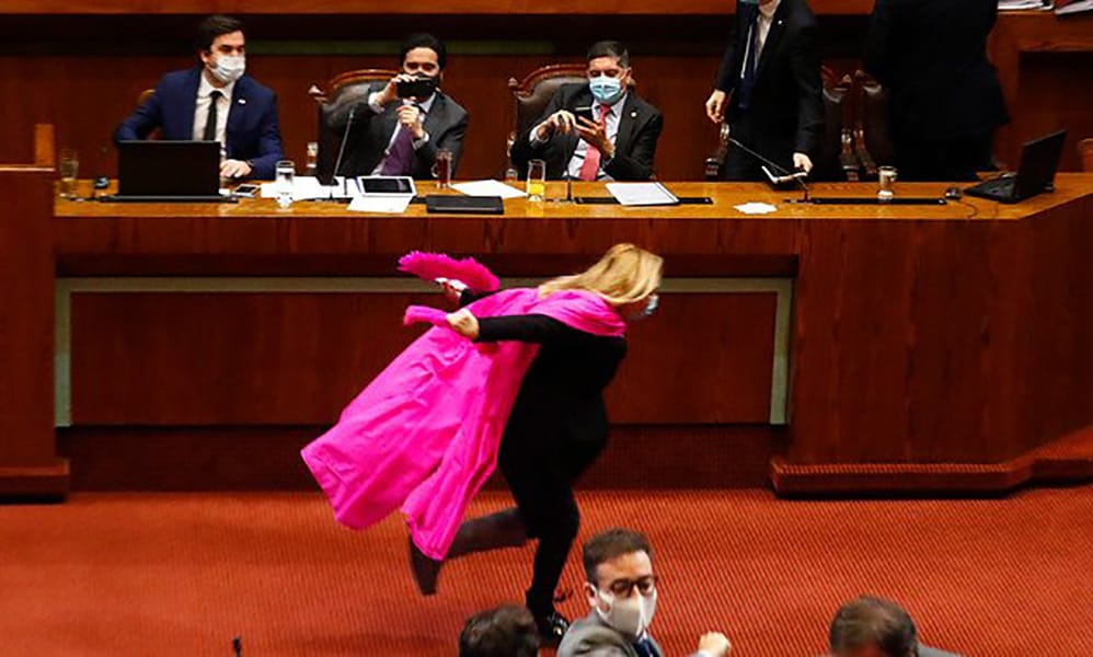 Pamela Jiles corrió como Naruto para celebrar aprobación del proyecto de retiro del 10%