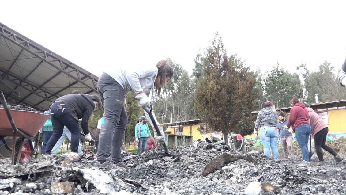 Con “lucatón” y donaciones de libros profesores parten reconstrucción de escuela quemada en Tirúa