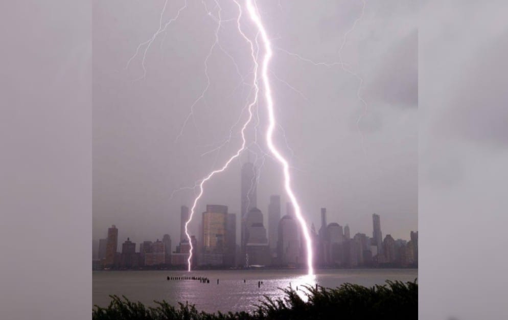 Rayos caen en reiteradas ocasiones en la Estatua de la Libertad en Nueva York