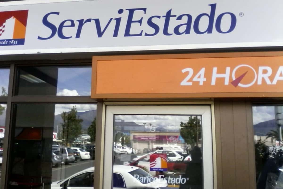 Asalto en local ServiEstado terminó con enfrentamiento a tiros: delincuentes usaron autos de lujo
