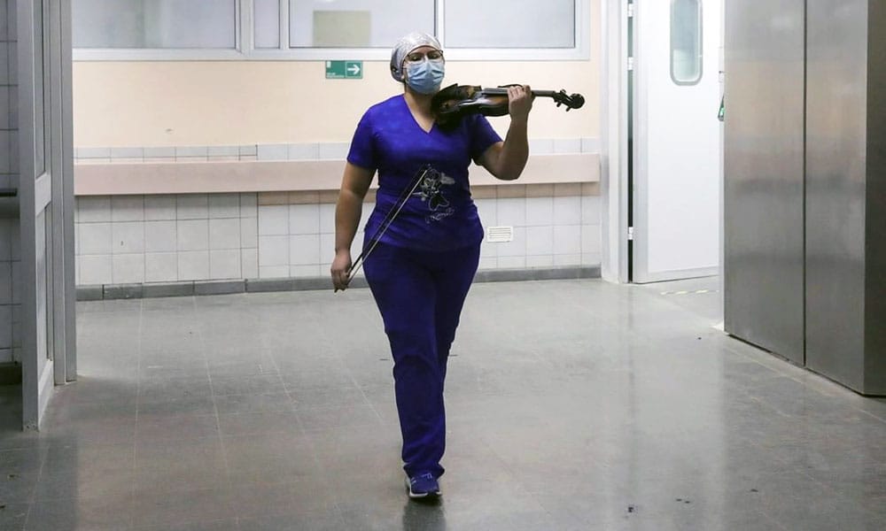 Revista Time destaca a la “violinista de urgencias”: TENS chilena se vuelve viral