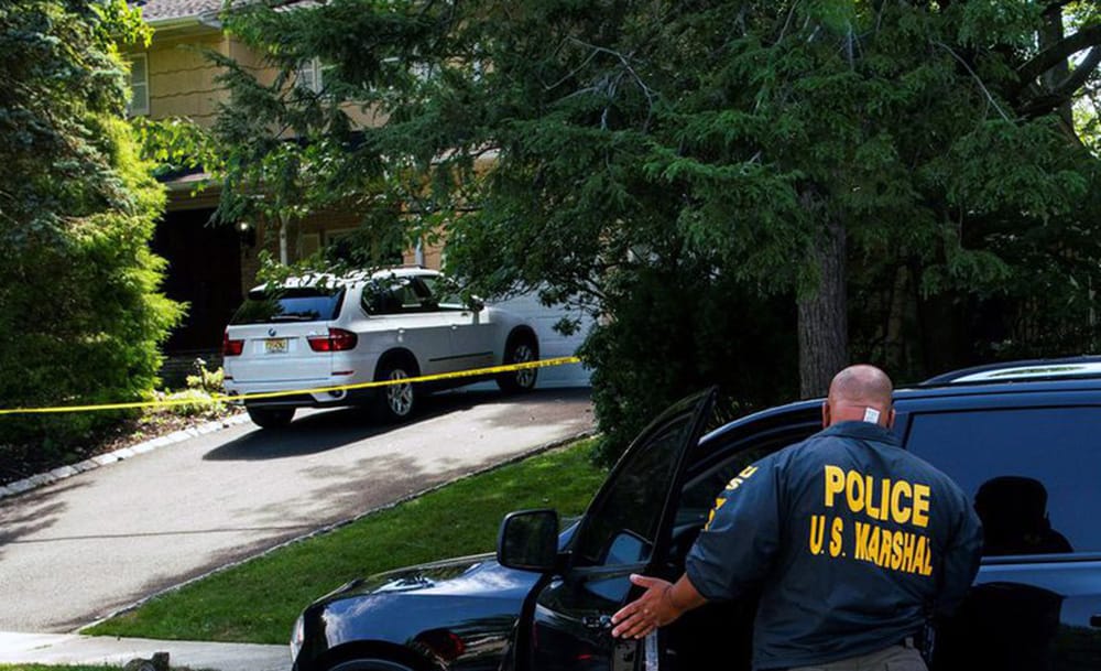 Matan a hijo y hieren al marido de jueza que investiga cuentas bancarias de Jeffrey Epstein