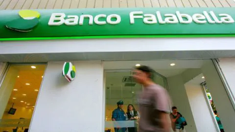 Cajera de Banco Falabella es formalizada tras fraude de 90 millones y compra de auto nuevo