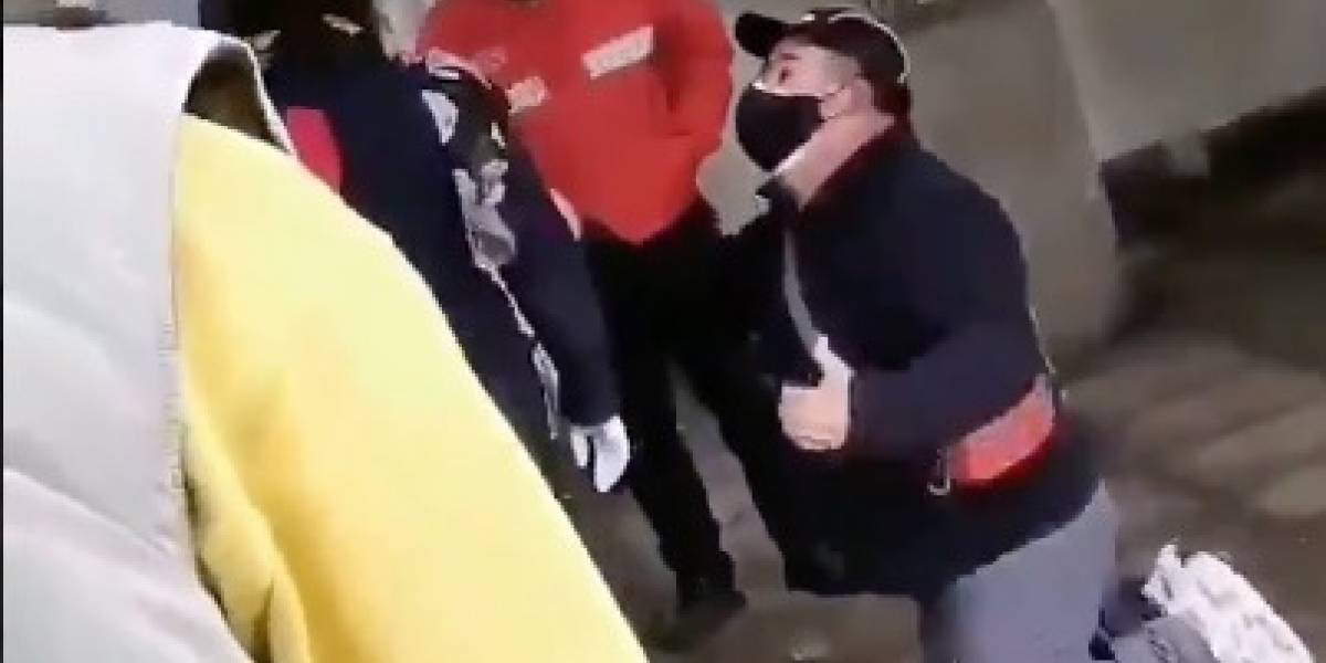 “Se lo ruego señorita”: Hombre se arrodilló para rogar por trámite en el Registro Civil