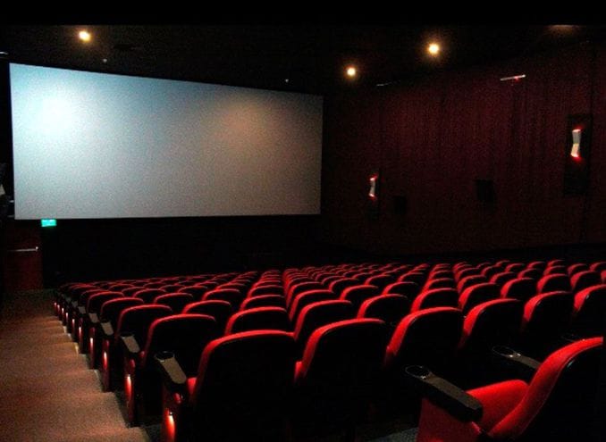 Cafés y cines podrán abrir: Anuncian medidas de desconfinamiento para Aysén y Los Ríos