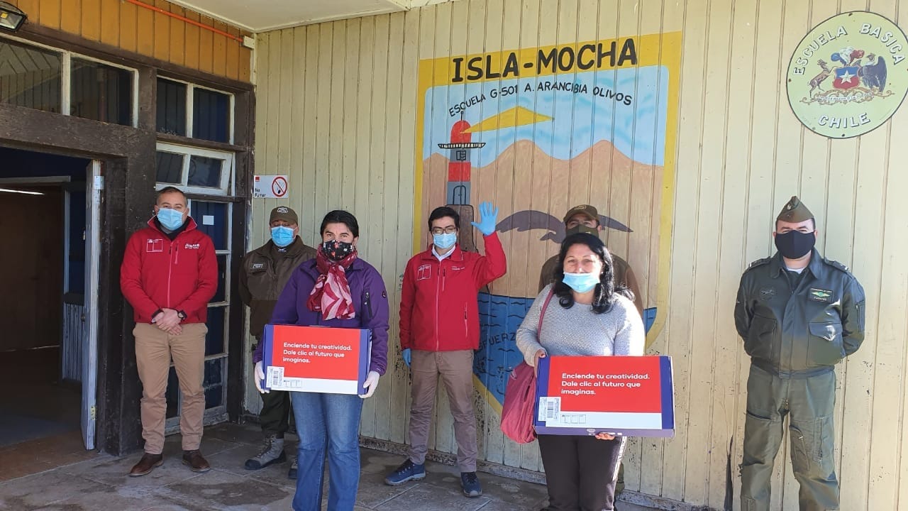 Vía aérea llegan computadores para estudiantes de Isla Mocha y Santa María