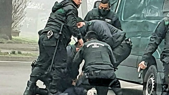 Hombre se fugó por el techo de la cárcel y gendarme le disparó mientras huía por la calle