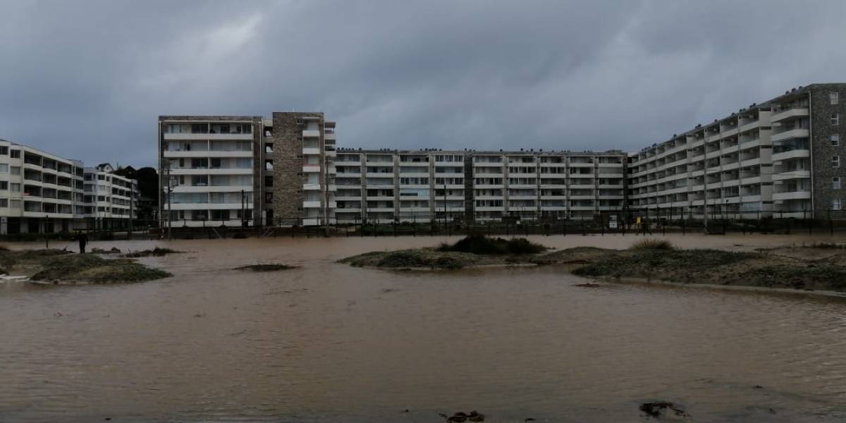 Lluvias inundan edificios construidos sobre Humedal Los Molles