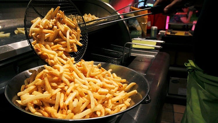 Biobío es la segunda región que más consume papas fritas: Este sábado es el día mundial